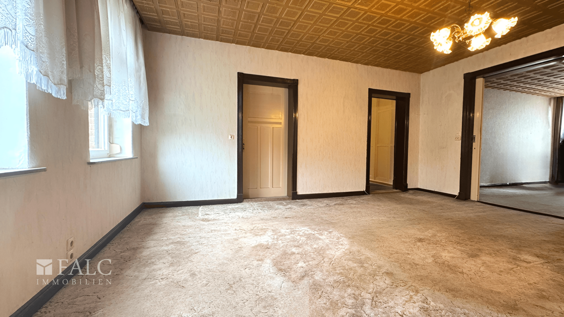 Wohnzimmer mit angrenzendem Esszimmer